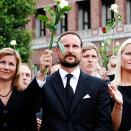 25. juli: Kronprins Haakon, Kronprinsesse Mette-Marit og Prinsesse Märtha Louise er blant de 150.000 på Rådhusplassen (Foto: Erlend Aas / Scanpix)